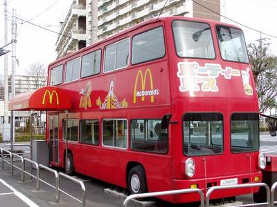 マクドナルド「パーティーバス」が風前の灯火　誕生会にも使われた「平成レトロ」の行く末は