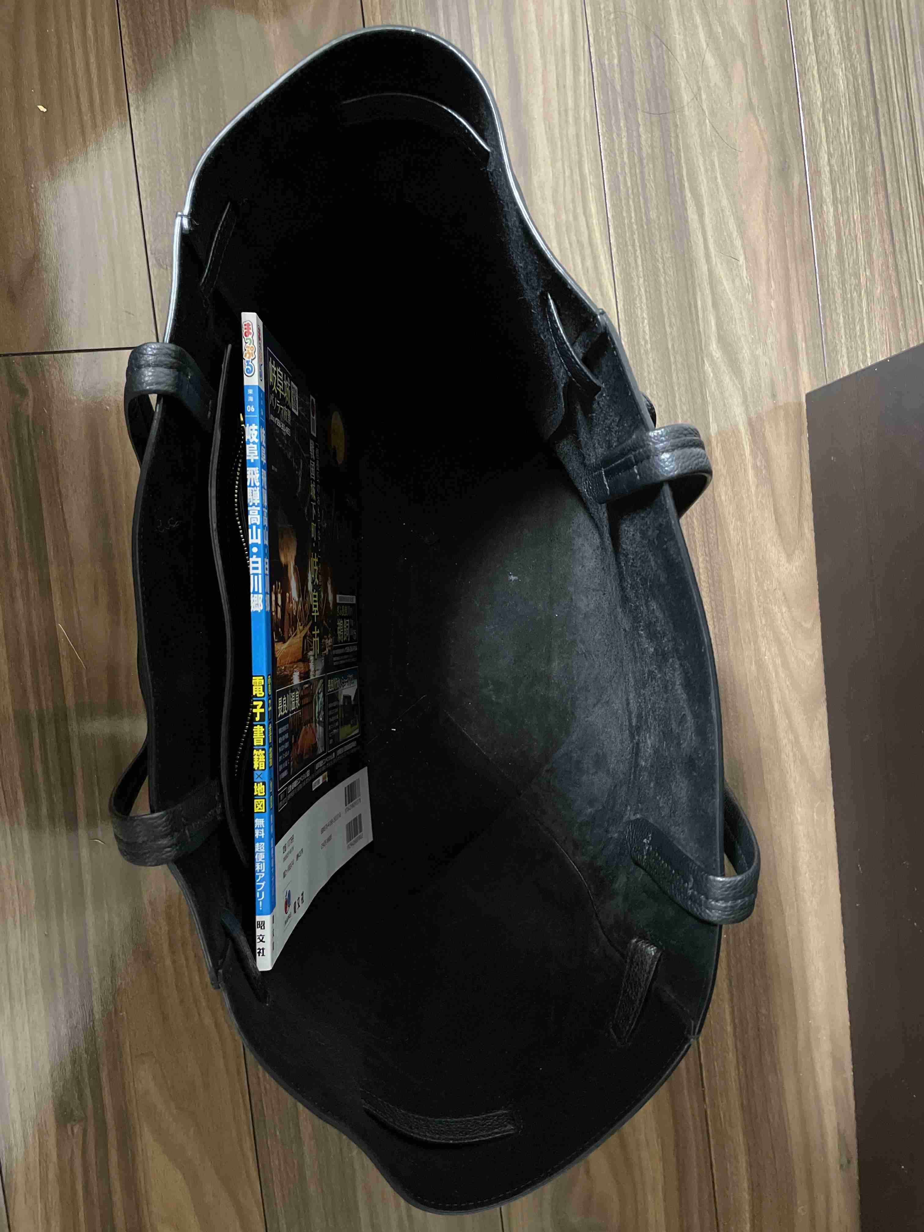 A4サイズのブランドバッグ