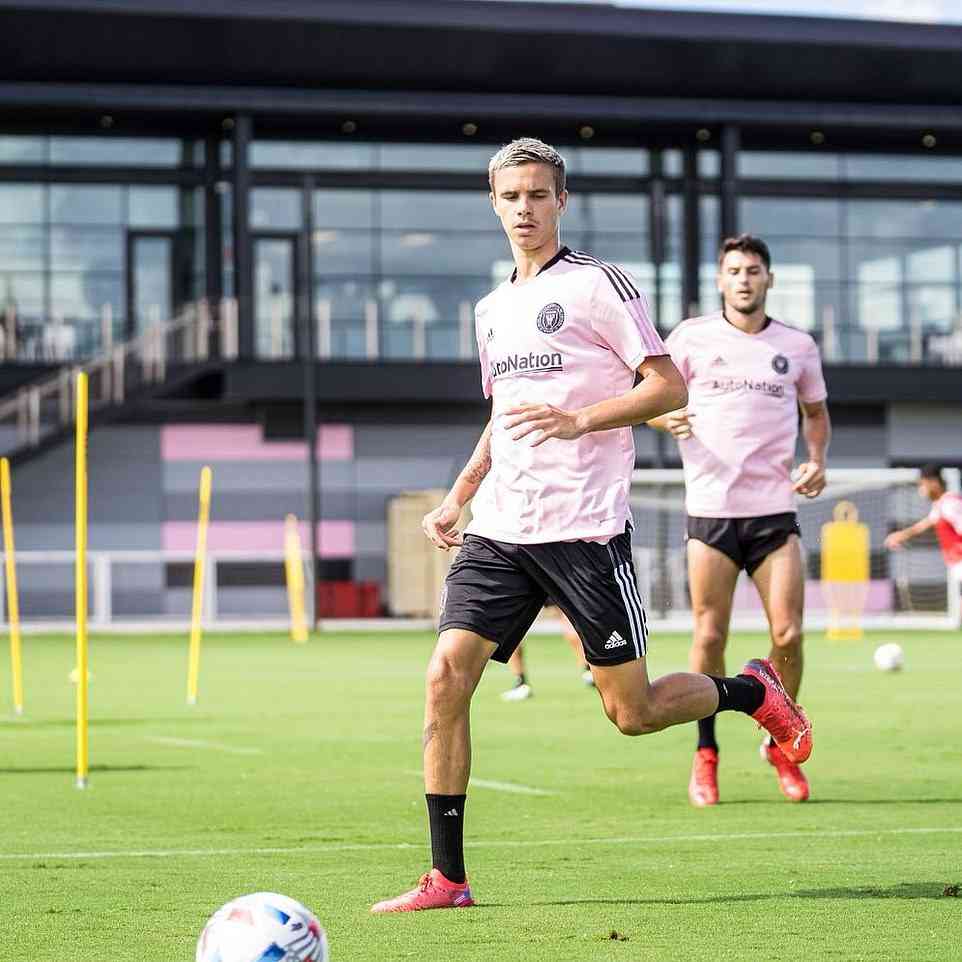 ベッカム家次男ロメオ、モデル恋人とレッドカーペットデビュー
