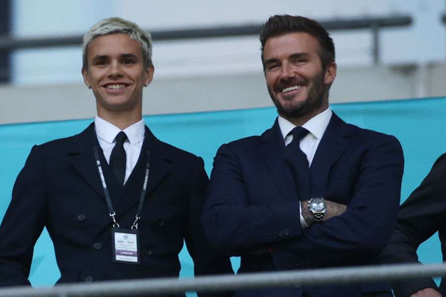 ベッカム家次男ロメオ、モデル恋人とレッドカーペットデビュー