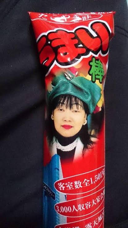 運転ミスで壁に激突、投げ出された男性が自分の車にはさまれて死亡