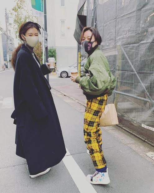 ともさかりえ、超ミニの私服で42歳の美脚を公開「ほっそ～い」「真っ直ぐで綺麗な足」
