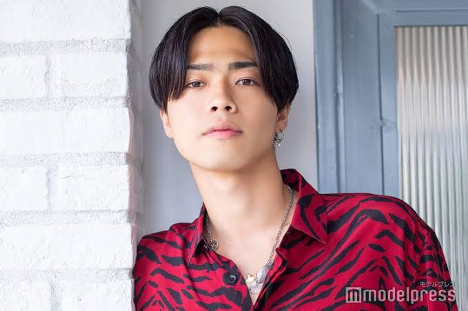 YouTuber「コムドット」の写真集が25万部のヒット　仕掛け人は「田中みな実」を脱がせた編集者