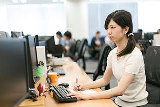 オフィスカジュアルの人は普段着と分けてますか?