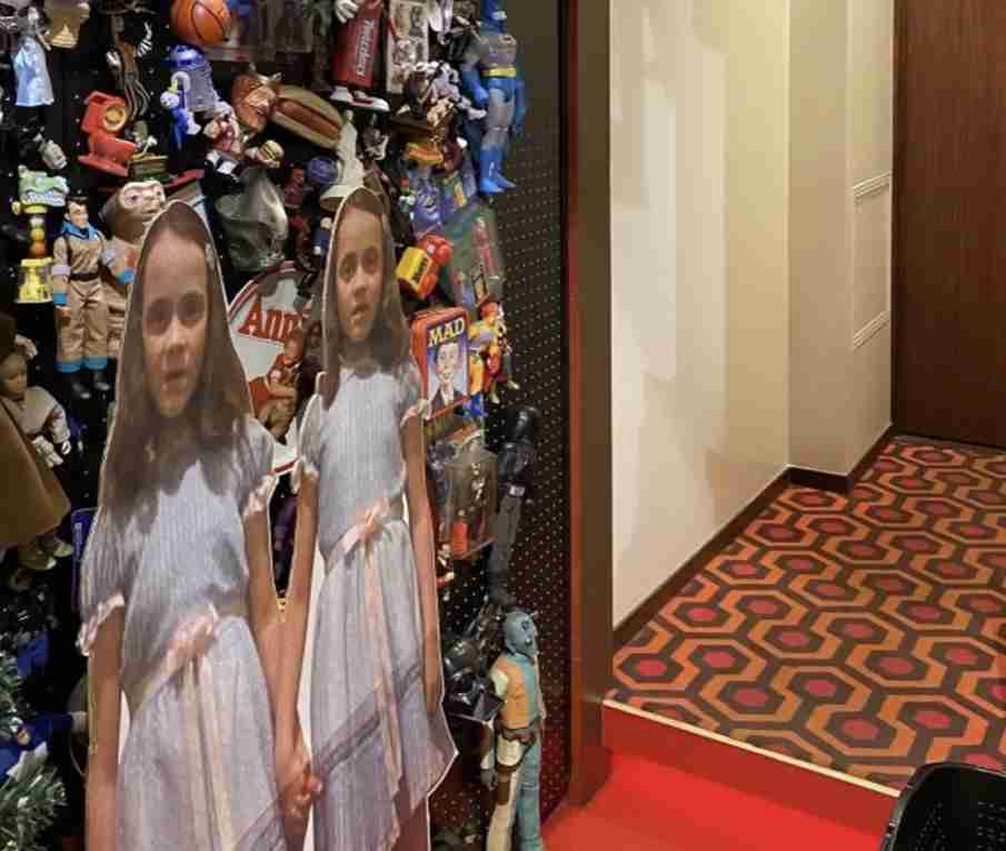 これは絶叫不可避...　客が悲鳴をあげまくる「シャイニング」すぎるトイレに反響「心臓に悪い」