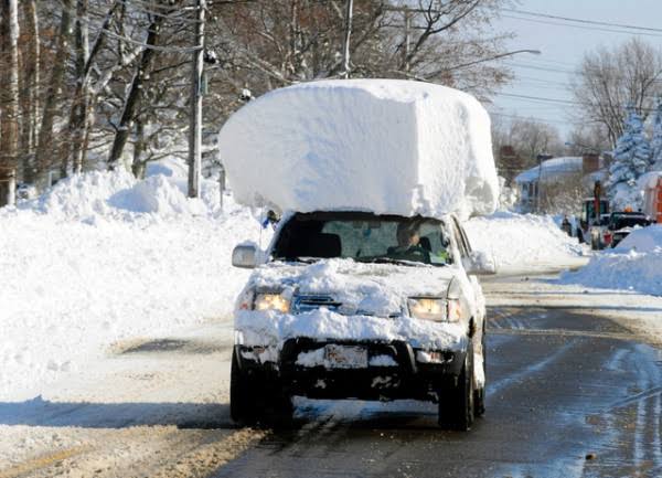走行中、急に「前が見えない!怖い!」 雪乗せ車による「雪爆弾」が危ない! 寒冷地域の一部では規定あり