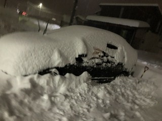 走行中、急に「前が見えない!怖い!」 雪乗せ車による「雪爆弾」が危ない! 寒冷地域の一部では規定あり