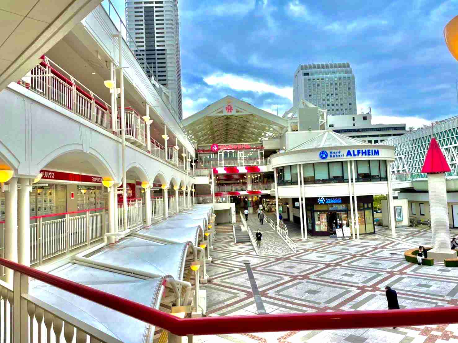 若い頃に遊んだ施設やスポットを懐かしむトピ。