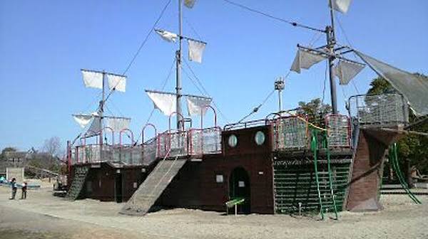 若い頃に遊んだ施設やスポットを懐かしむトピ。