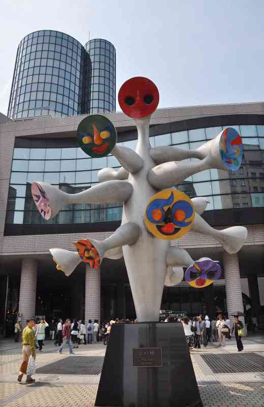 若い頃に遊んだ施設やスポットを懐かしむトピ。