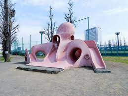 若い頃に遊んだ施設やスポットを懐かしむトピ。