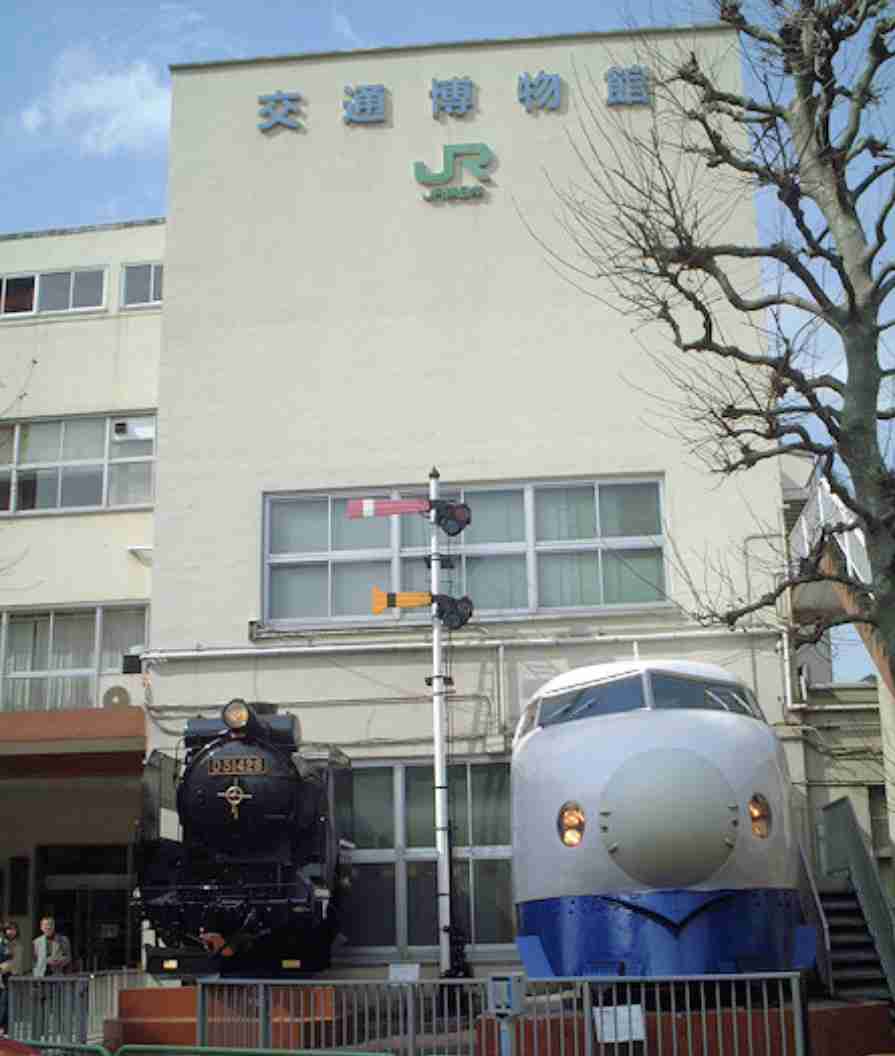 若い頃に遊んだ施設やスポットを懐かしむトピ。