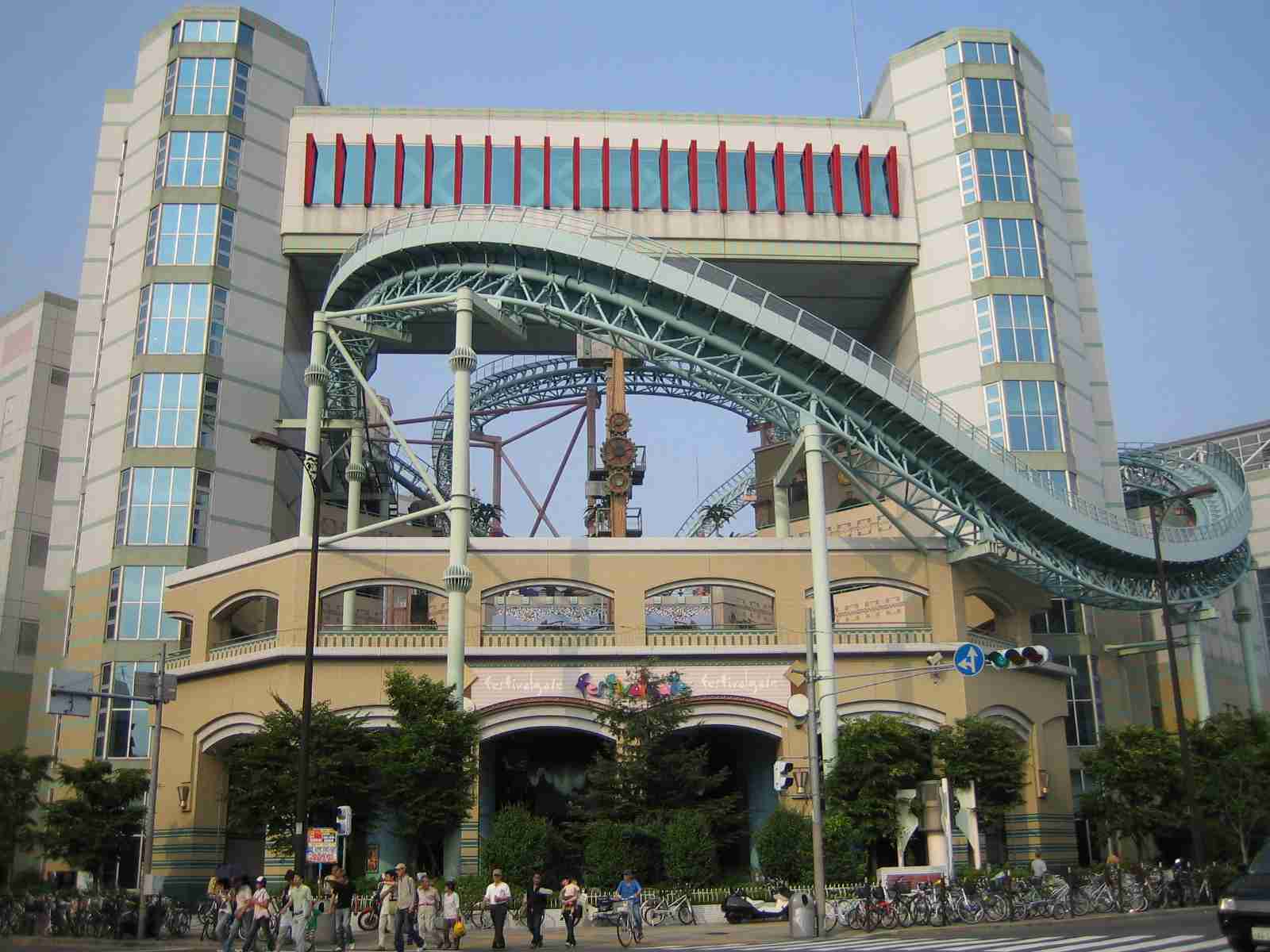 若い頃に遊んだ施設やスポットを懐かしむトピ。