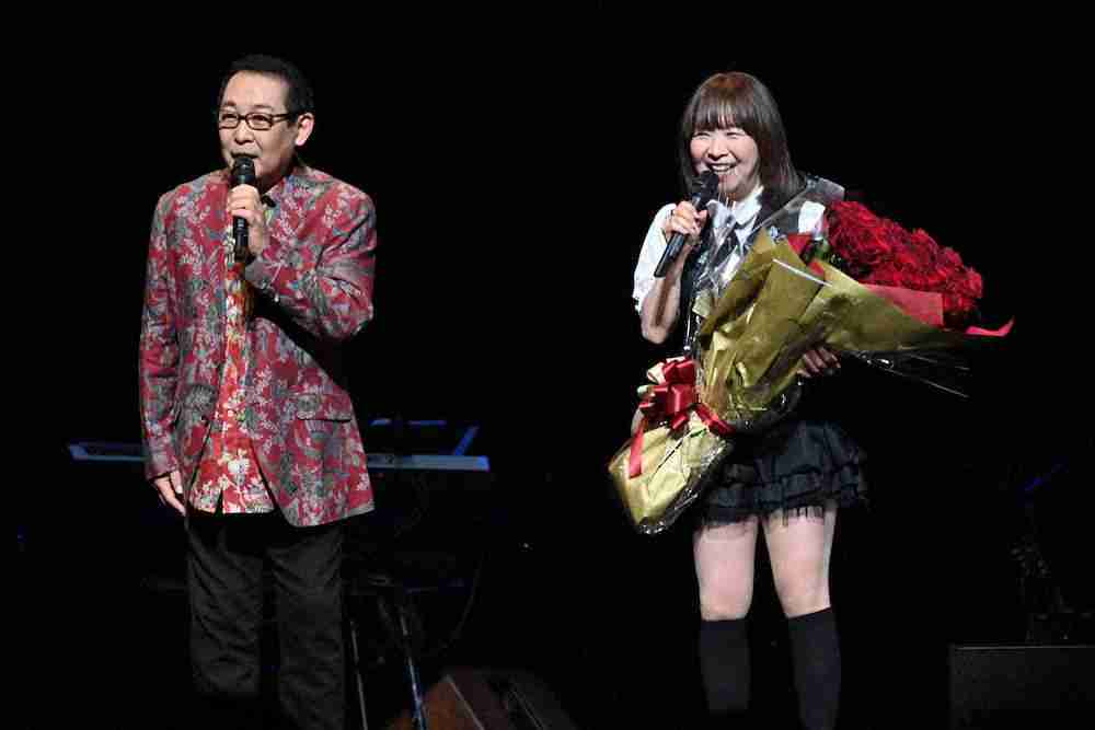 50周年のイルカ、ミニスカ披露「人生楽しまなきゃ」 息子と「なごり雪」歌唱