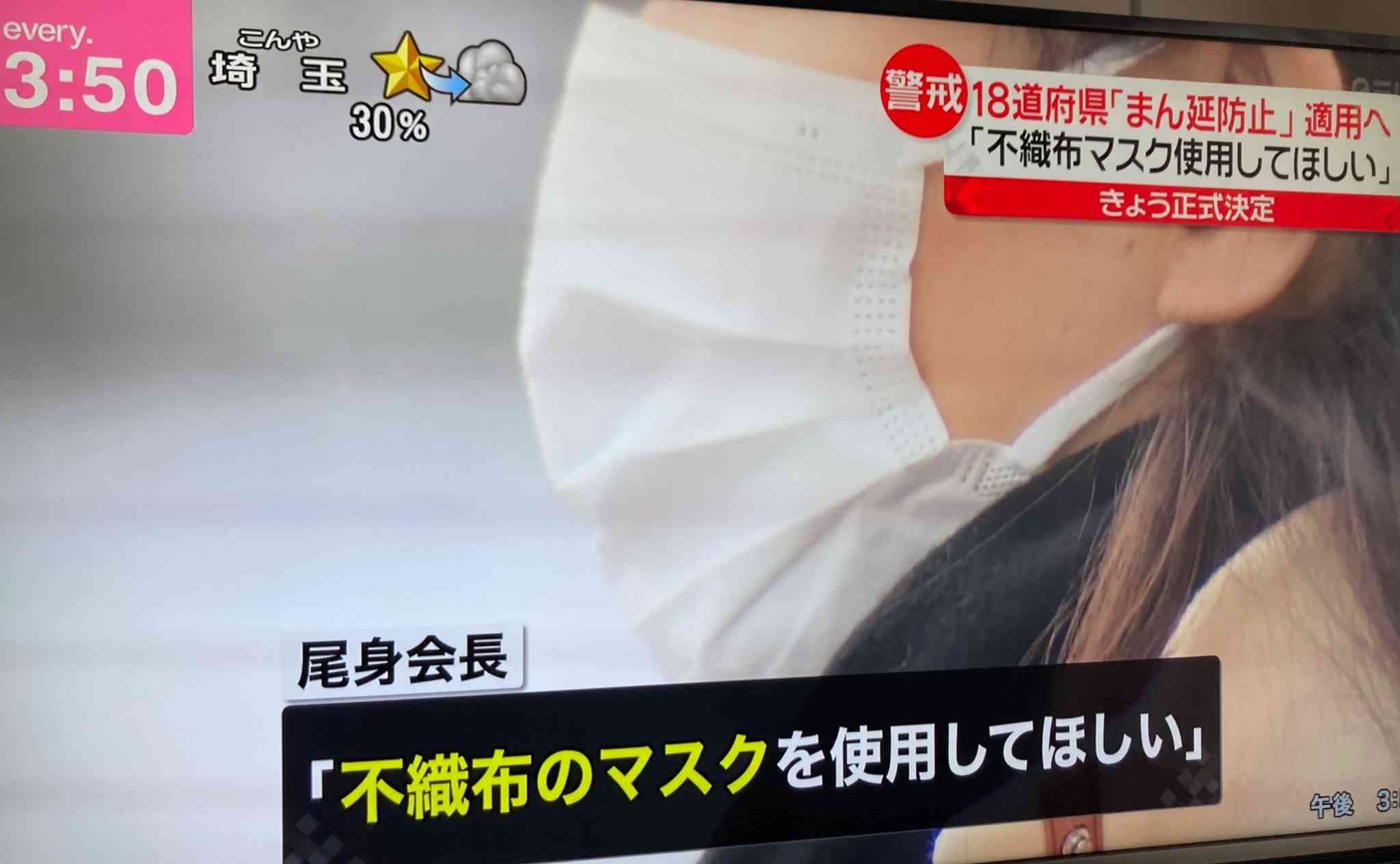 年に一度の行事で首が折れ曲がったまま歩くマスコット 「寝違えたの?」(スペイン)