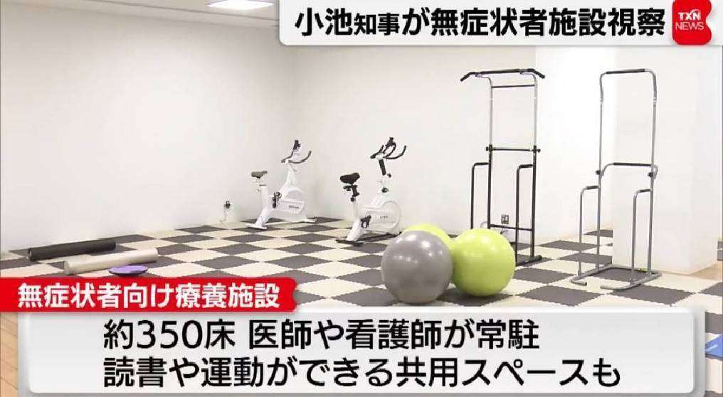 年に一度の行事で首が折れ曲がったまま歩くマスコット 「寝違えたの?」(スペイン)