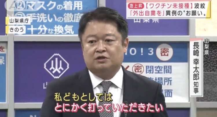 年に一度の行事で首が折れ曲がったまま歩くマスコット 「寝違えたの?」(スペイン)