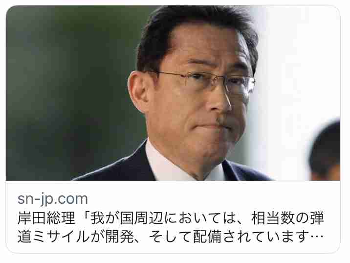 年に一度の行事で首が折れ曲がったまま歩くマスコット 「寝違えたの?」(スペイン)