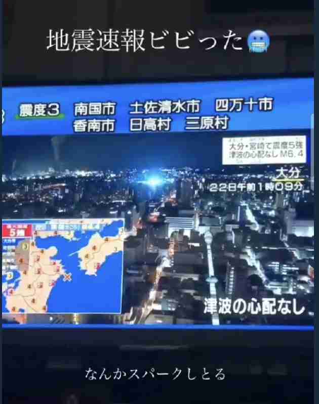 年に一度の行事で首が折れ曲がったまま歩くマスコット　「寝違えたの？」（スペイン）