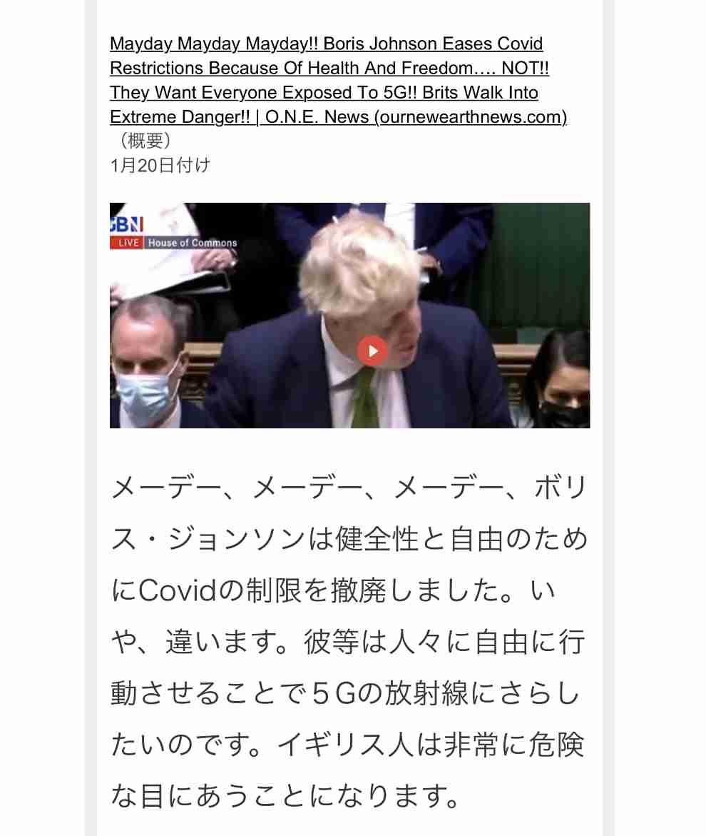 年に一度の行事で首が折れ曲がったまま歩くマスコット　「寝違えたの？」（スペイン）