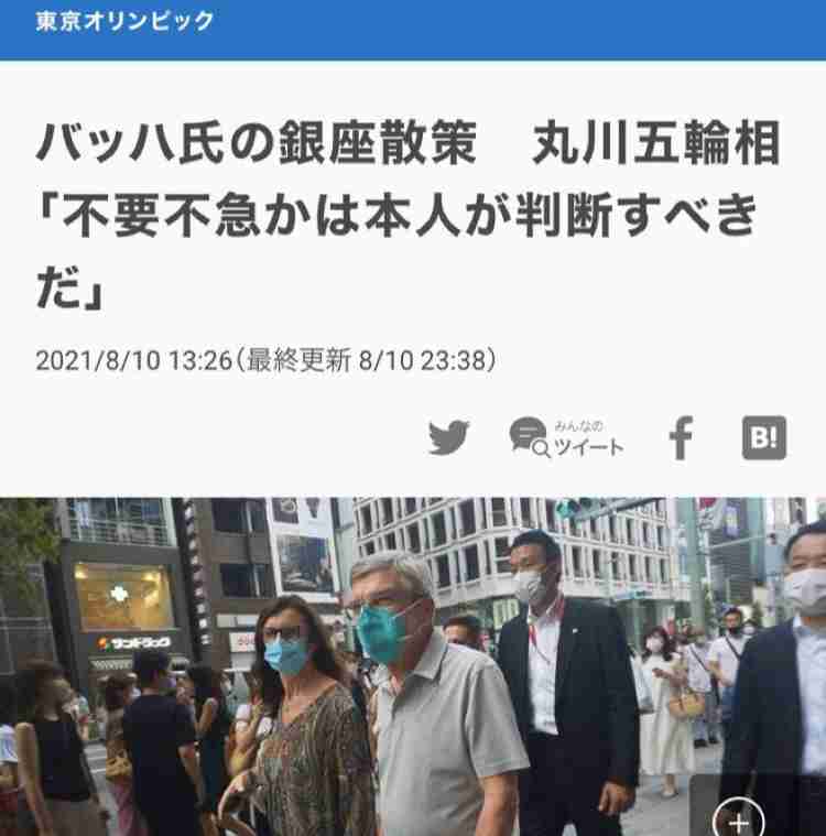 年に一度の行事で首が折れ曲がったまま歩くマスコット 「寝違えたの?」(スペイン)