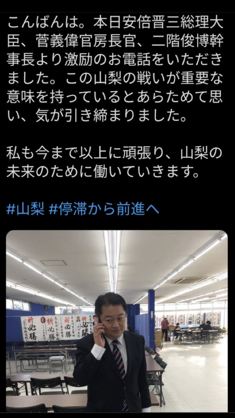 年に一度の行事で首が折れ曲がったまま歩くマスコット 「寝違えたの?」(スペイン)