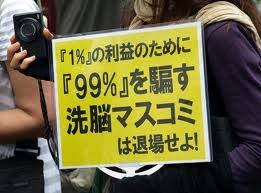 年に一度の行事で首が折れ曲がったまま歩くマスコット　「寝違えたの？」（スペイン）