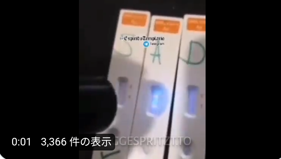 年に一度の行事で首が折れ曲がったまま歩くマスコット 「寝違えたの?」(スペイン)