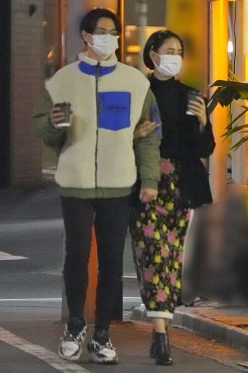 山本美月「猫アレルギーなのに」メガネ姿で猫とツーショット、「対策万全で」に気遣う声と「可愛い」反響