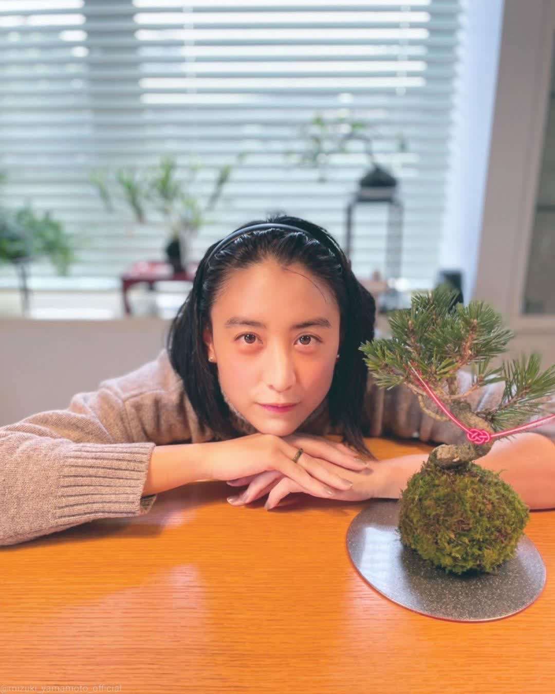 山本美月「猫アレルギーなのに」メガネ姿で猫とツーショット、「対策万全で」に気遣う声と「可愛い」反響