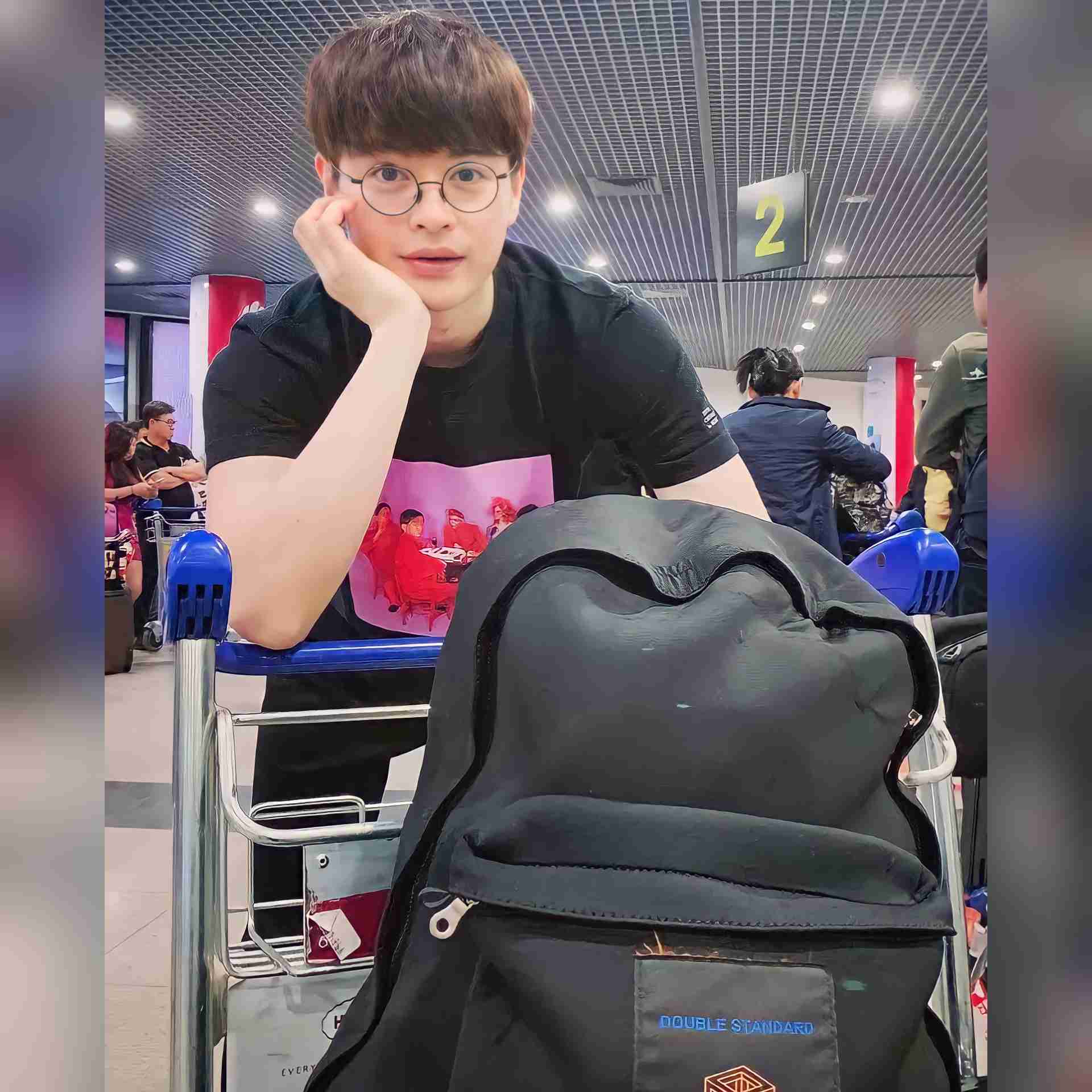 山本美月「猫アレルギーなのに」メガネ姿で猫とツーショット、「対策万全で」に気遣う声と「可愛い」反響