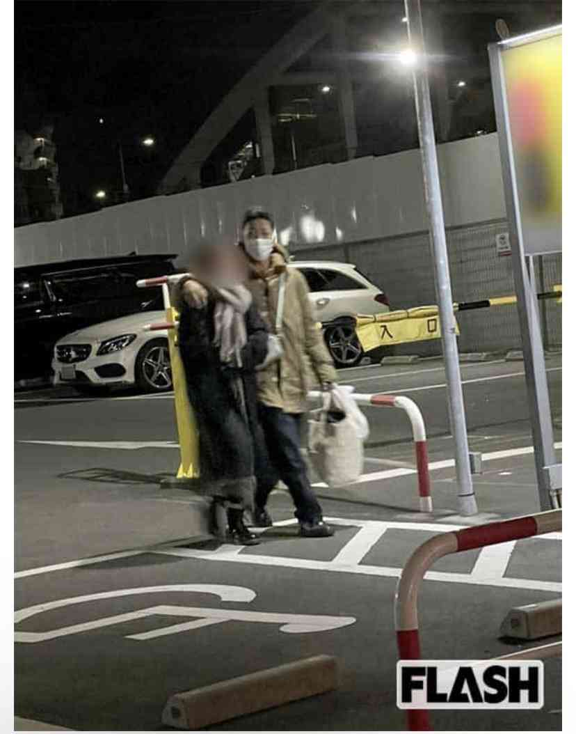 『香水』瑛人を支える新恋人！　本誌が目撃した “藤田ニコル似” 美女との横浜お泊まり現場一部始終