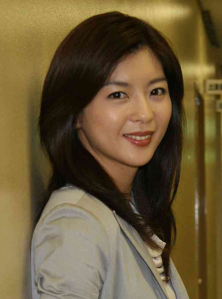 中山美穂、51歳の近影…愛犬との2ショットに「すごい綺麗で可愛い」「若い」と反響