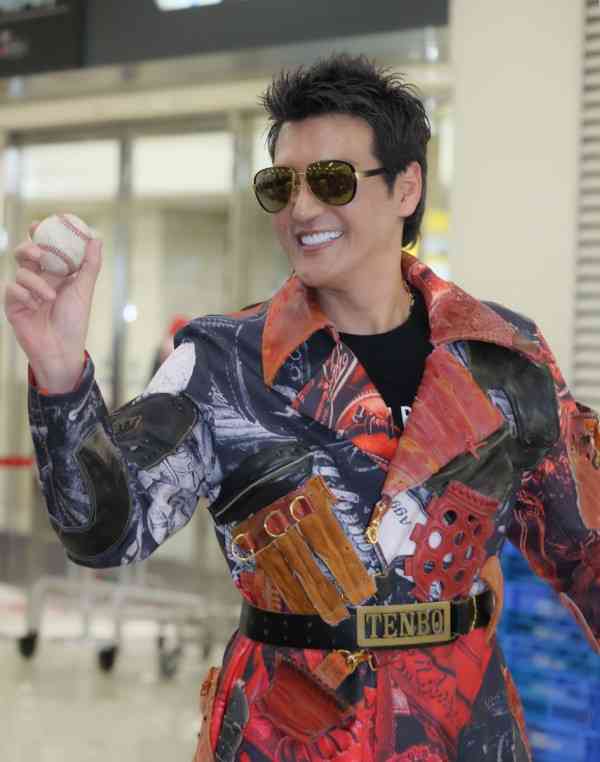 “BIG BOSS”新庄剛志『週プレ』史上最年長の表紙モデルに 特別付録は「名言シール」