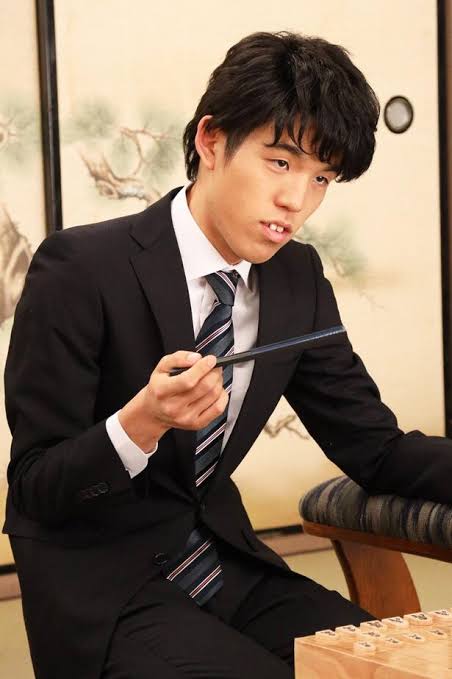 藤井竜王 勝者のコスプレ初体験!さすがの読み「動物か鉄道」幼少期の憧れ車掌制服姿で笑顔