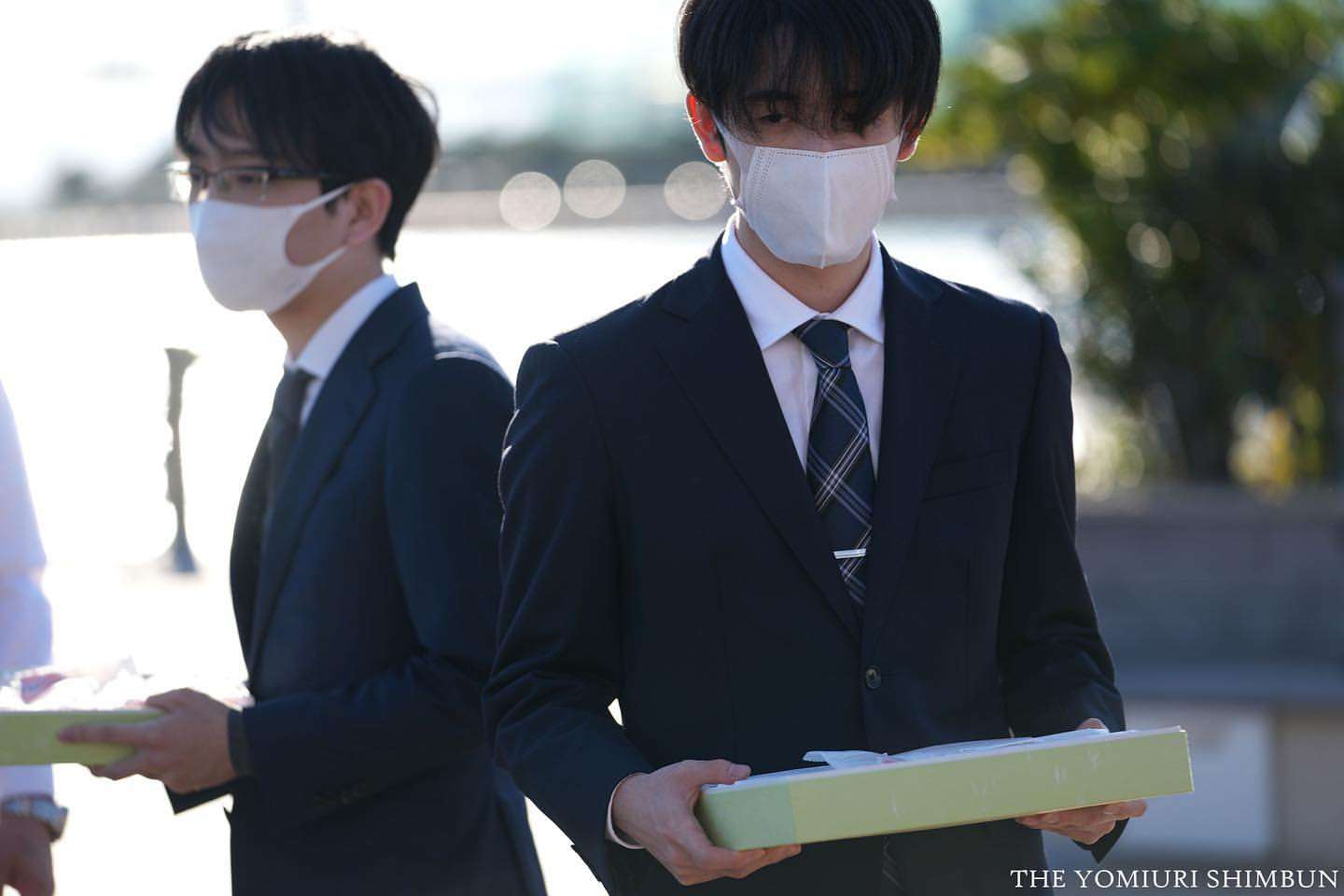 藤井竜王 勝者のコスプレ初体験!さすがの読み「動物か鉄道」幼少期の憧れ車掌制服姿で笑顔