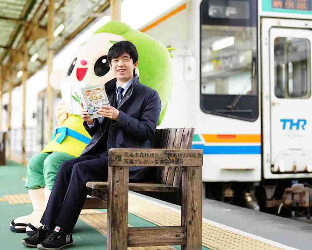 藤井竜王 勝者のコスプレ初体験!さすがの読み「動物か鉄道」幼少期の憧れ車掌制服姿で笑顔