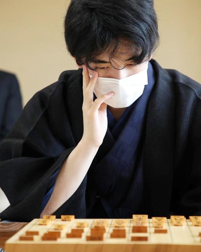 藤井竜王 勝者のコスプレ初体験!さすがの読み「動物か鉄道」幼少期の憧れ車掌制服姿で笑顔