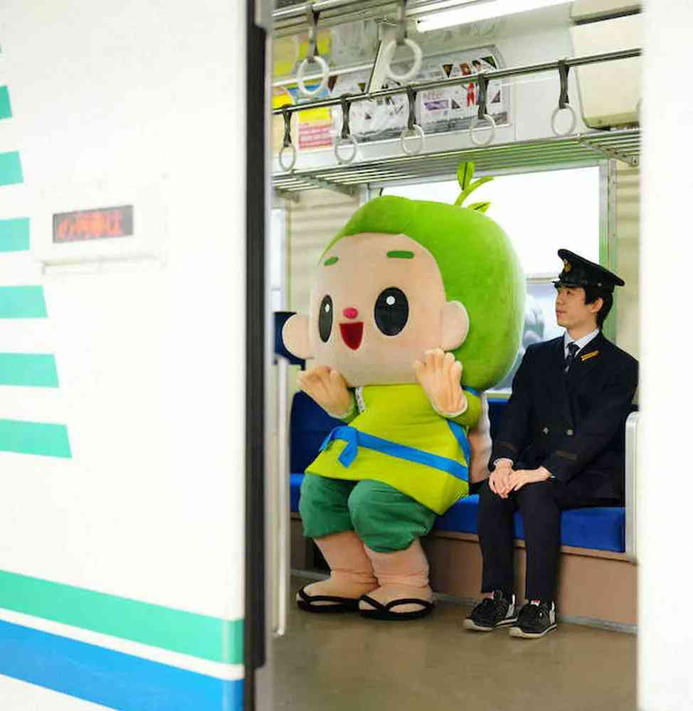 藤井竜王 勝者のコスプレ初体験!さすがの読み「動物か鉄道」幼少期の憧れ車掌制服姿で笑顔