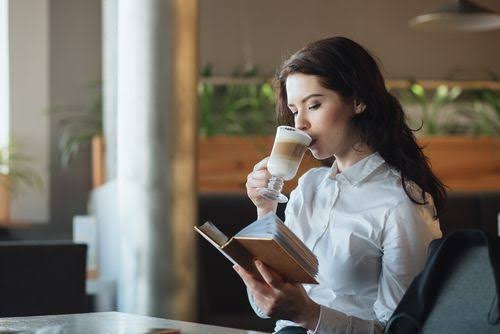 カフェで読書してるのが様になるような女性になりたい