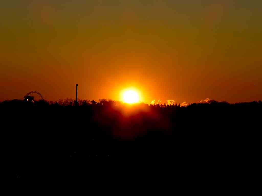 初日の出、赤い太陽に歓声 東京スカイツリー、天望デッキに800人