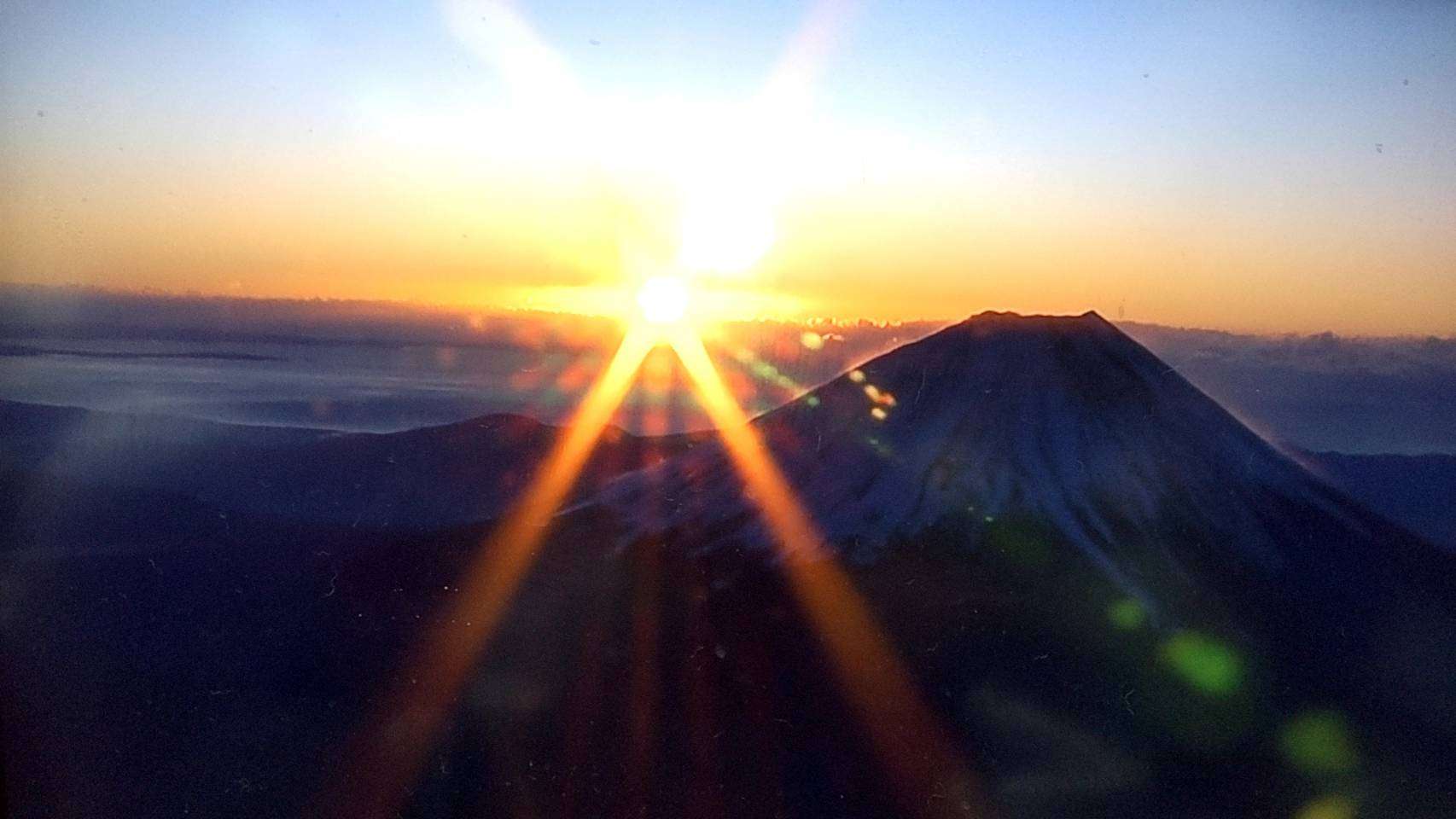 初日の出、赤い太陽に歓声 東京スカイツリー、天望デッキに800人