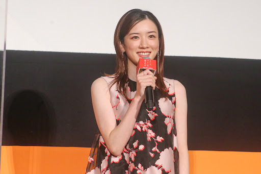 『シン・仮面ライダー』浜辺美波の写真を公開 隣のキャラクターが憶測呼ぶ「令和の蜘蛛男」「スケボー上手そう」