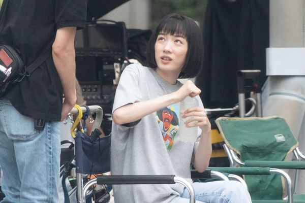 『シン・仮面ライダー』浜辺美波の写真を公開 隣のキャラクターが憶測呼ぶ「令和の蜘蛛男」「スケボー上手そう」