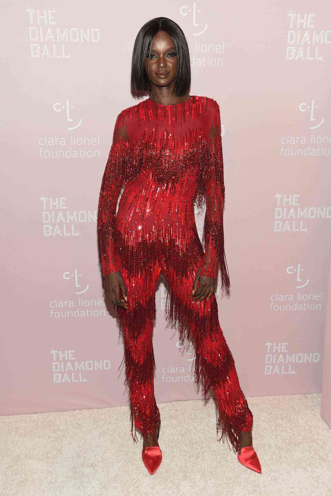 変な服を圧倒的なスタイルで着こなしているモデルの画像をください