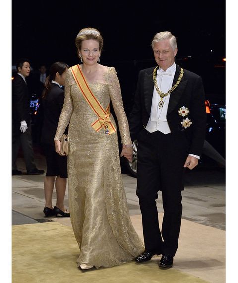 変な服を圧倒的なスタイルで着こなしているモデルの画像をください