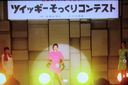 変な服を圧倒的なスタイルで着こなしているモデルの画像をください