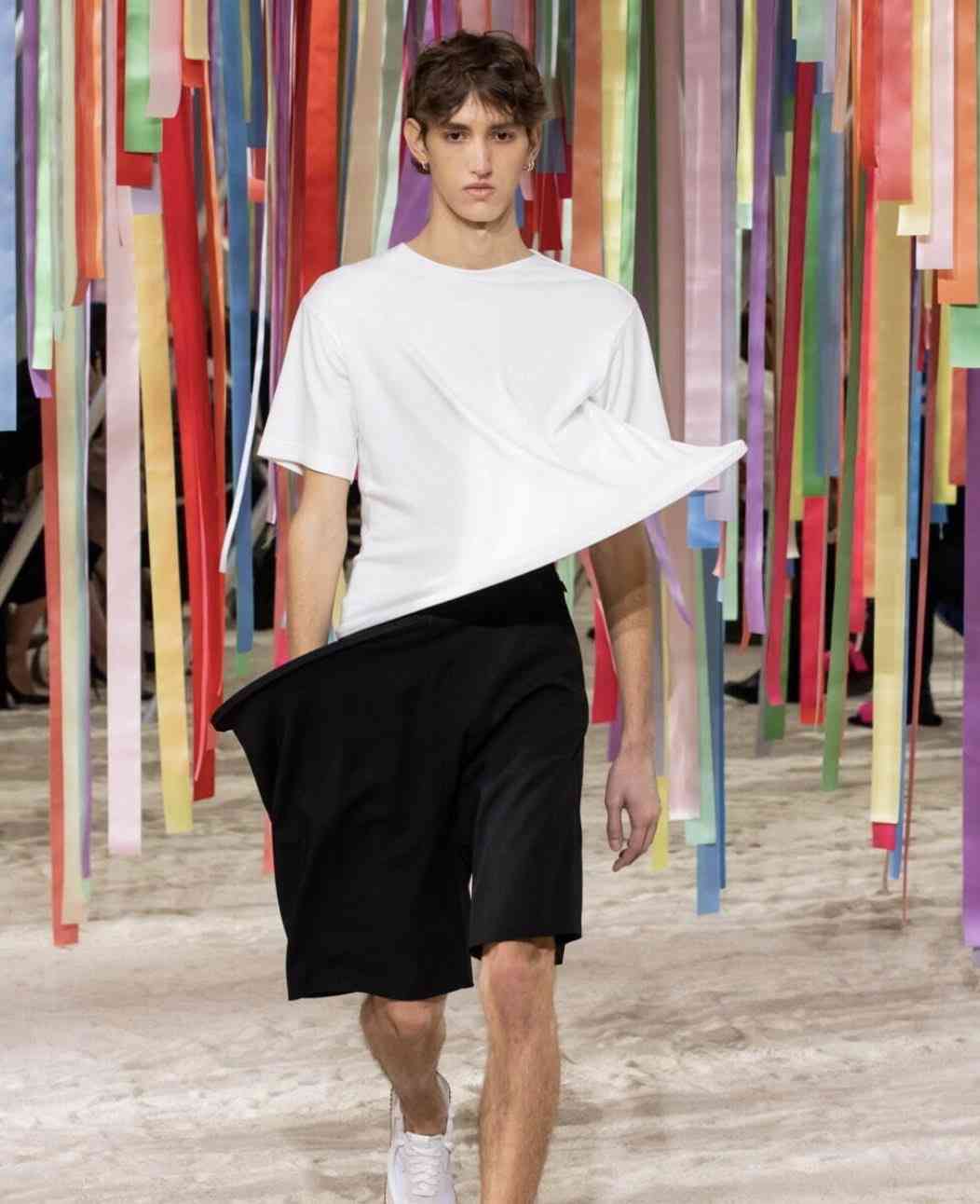 変な服を圧倒的なスタイルで着こなしているモデルの画像をください