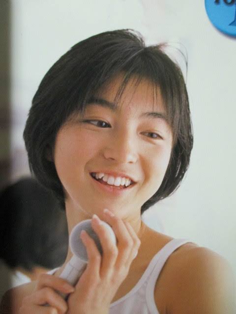 広末涼子、41歳白ブラウス姿の最新ショットで大人の透明感…現在は3人の子供のママ