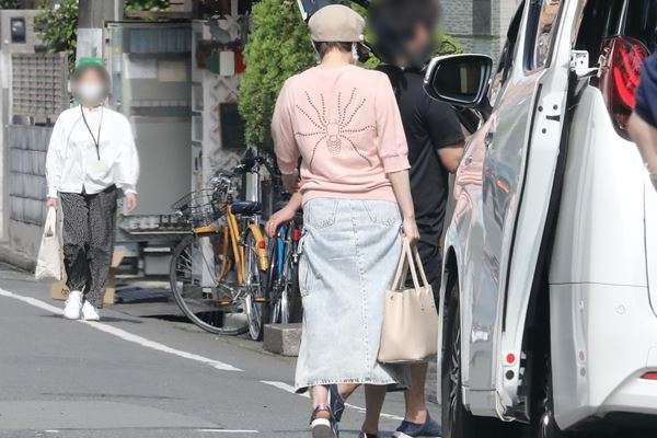 広末涼子、41歳白ブラウス姿の最新ショットで大人の透明感…現在は3人の子供のママ
